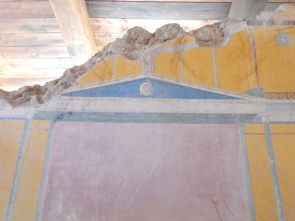 Stabiae, Villa Arianna, June 2019. W.28, detail from upper centre of alcove at east end.
Photo courtesy of Buzz Ferebee.