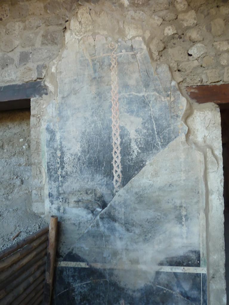 Stabiae, Villa Arianna, September 2015.
W.22, west portico of courtyard, painted decoration between rooms W.26 and corridor W.27.