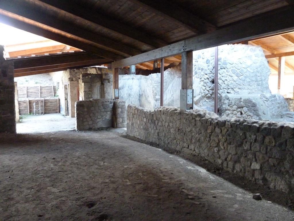 Stabiae, Villa Arianna, September 2015.
Room 27, looking south-west across room towards doorway to portico, on left, and doorway to corridor 26, centre.
“…. A second incomplete white marble slab was identified near the south corner, 0.60m wide and 0.34m long. This formed part of the access threshold (0.34 x 0.92m) opening onto the service corridor (26)…….. Here, as with the inner side of the threshold, the cleaning work also led to the identification of a second mosaic fragment (0.06 x 0.21m) consisting entirely of black coloured tesserae set horizontally.”
See Gardelli, P., and Ariano, C. Two lesser-known mosaic floors from the 18th Century excavations of Villa Arianna at Stabia. (p.135).
