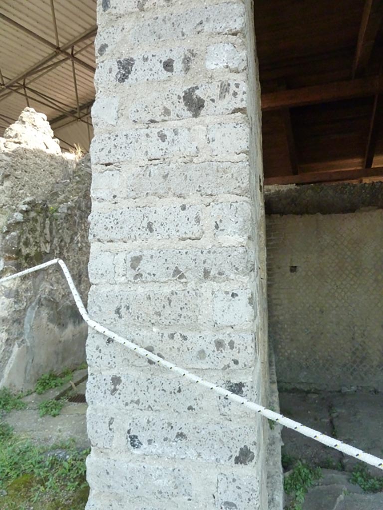 Stabiae, Villa Arianna, September 2015.
Room 32, pilaster forming end wall of Villa Arianna with Secondo Complesso (Villa B) to the left.