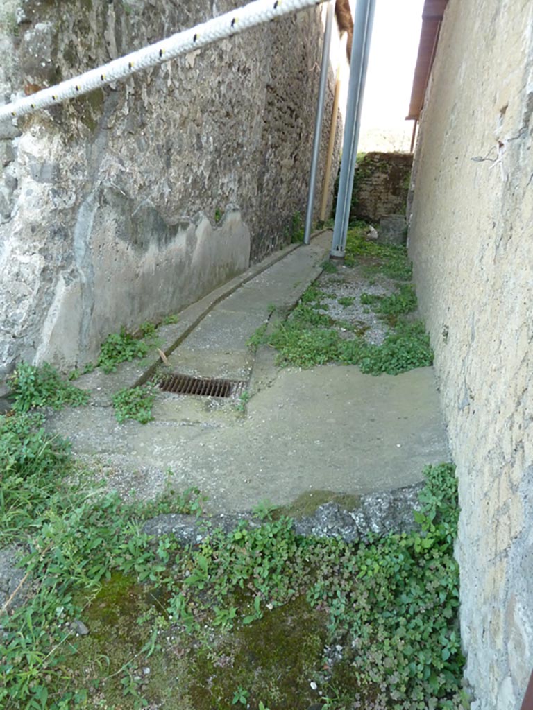 Stabiae, Villa Arianna, September 2015.
Small alleyway between Villa Arianna on right and Secondo Complesso (Villa B) on the left.