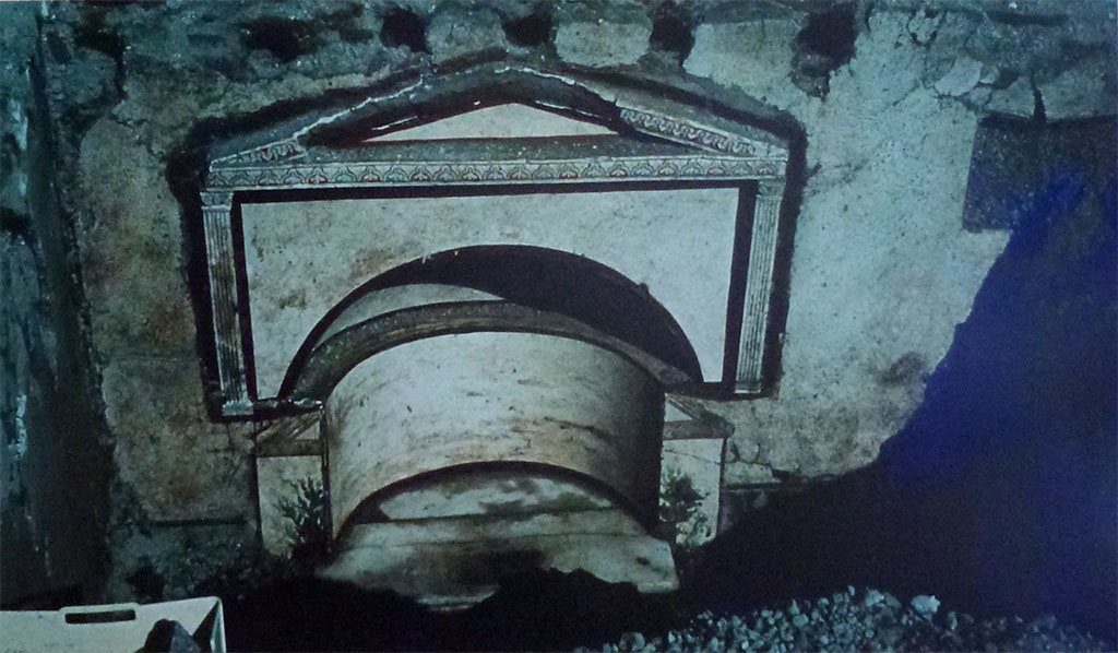 Boscoreale, Villa rustica in via Casone Grotta, proprietà Risi di Prisco. September 2011. Lararium in photo in Boscoreale Antiquarium.
Photo courtesy of Michael Binns.