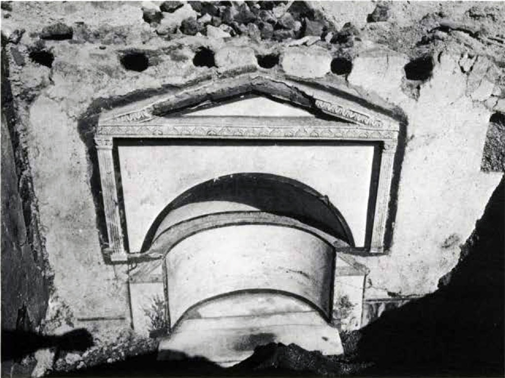 Boscoreale, Villa rustica in via Casone Grotta, proprietà Risi di Prisco. Lararium.
The pediment is supported by half-pilasters in stucco with framed leaf capitals decorated with plant motifs.
The two angles of another pediment in plaster, visible below, belong to a previous niche of more reduced dimensions.
See Fergola, L., 1987. Comune di Boscoreale. Via Casone Grotta, proprietà Risi Di Prisco, in Rivista di Studi Pompeiani, I, p. 164, fig. 25.