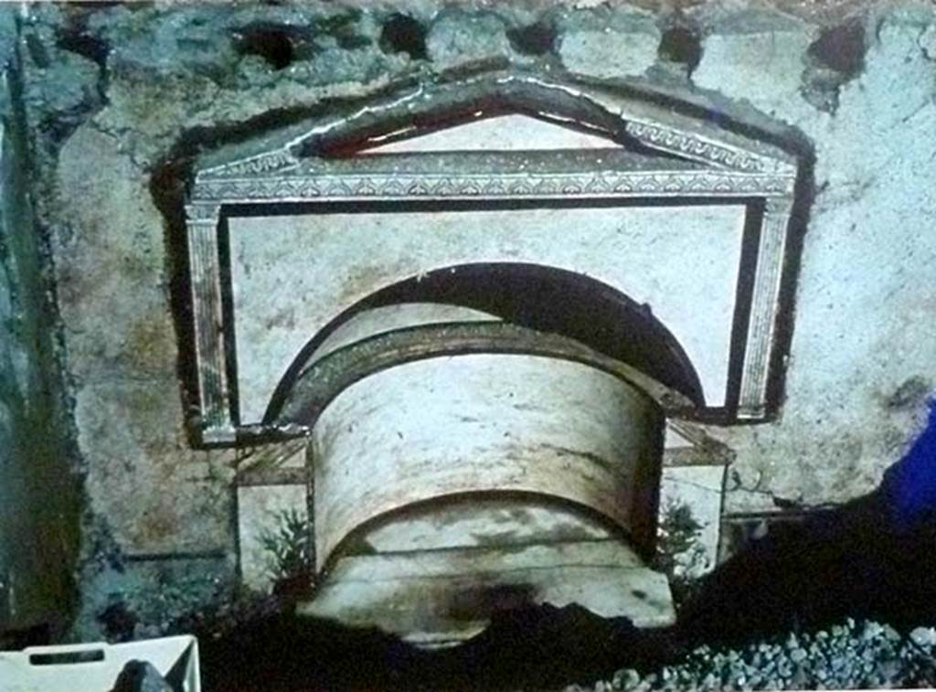 Boscoreale, Villa rustica in via Casone Grotta, proprietà Risi di Prisco. Lararium.
The pediment is supported by half-pilasters in stucco with framed leaf capitals decorated with plant motifs.
The two angles of another pediment in plaster, visible below, belong to a previous niche of more reduced dimensions.
See Fergola, L., 1987. Comune di Boscoreale. Via Casone Grotta, proprietà Risi Di Prisco, in Rivista di Studi Pompeiani, 1, p. 164.