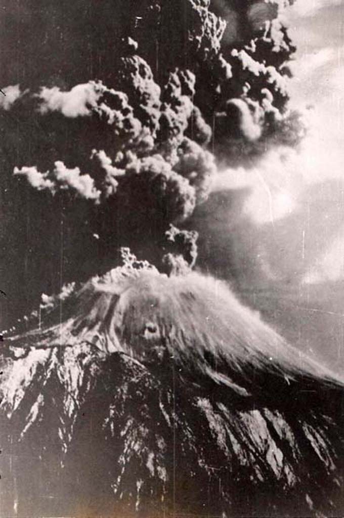 Vesuvius Eruption March 1944, USAF photo.
See Castle Films 1944 film of eruption on YouTube https://www.youtube.com/watch?v=iZc7Mtid9a4
See British Pathé 1944 film of eruption on YouTube https://www.youtube.com/watch?v=A-P6qQfc5fw