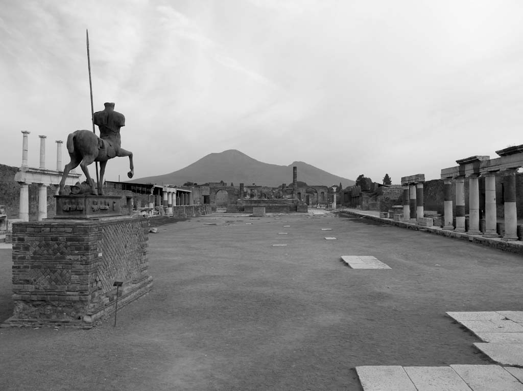Vesuvius, March 2018. Looking north from south side of VII.8 Pompeii Forum.
Foto Annette Haug, ERC Grant 681269 DÉCOR.