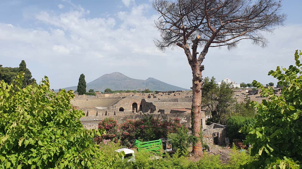 Pompeii, August 2021. Looking north towards Vesuvius from south side - Gladiator’s Barracks and Large Theatre, in centre,
Foto Annette Haug, ERC Grant 681269 DÉCOR.
