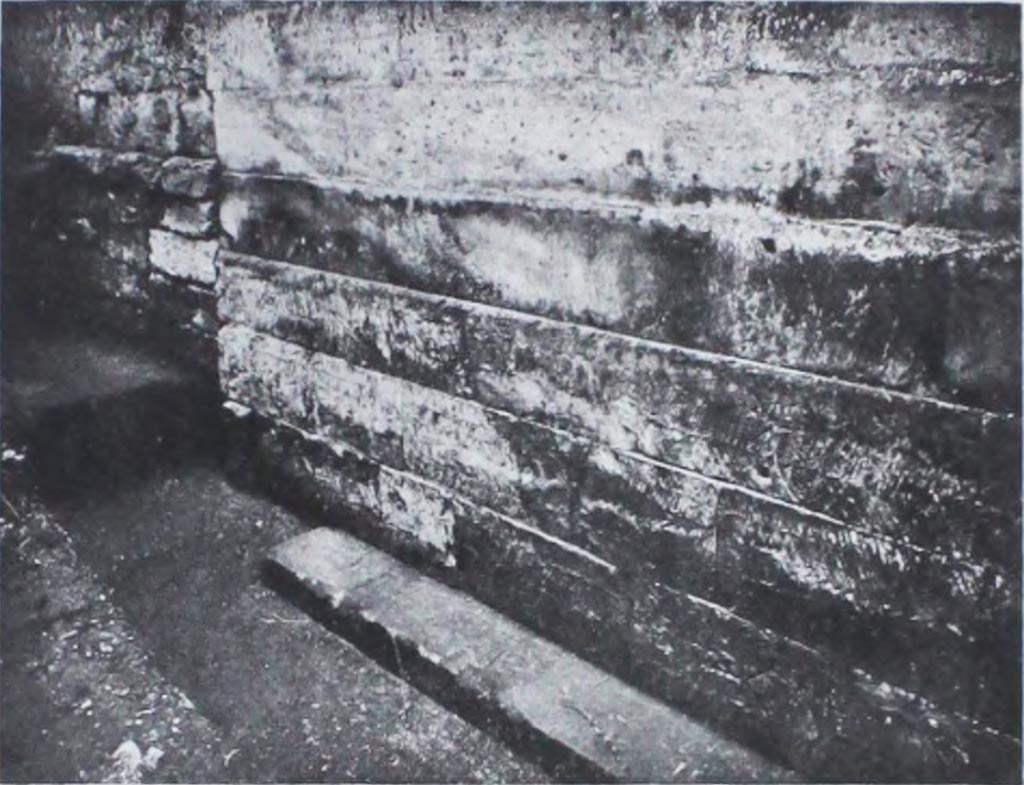 Wall on north side of Pompeii near Herculaneum Gate. 1944-5.
According to NdS –
The wall, with a remarkable height of fourteen rows, rests on three foundations, and one impost. The latter are marked by the unfinished surface of the blocks and by the presence of alphabetic marks.
See Notizie degli Scavi di Antichità, 1944-45, (fig.7, p. 286; p.284-5).
(Il muro, della notevole altezza di quattordici filari, poggia su tre assise di fondazione e una d’imposta, contrassegnate queste ultime dalla superficie non rifinata dei blocchi e dalla presenza di contrassegni alfabetici (fig.7, p.286).