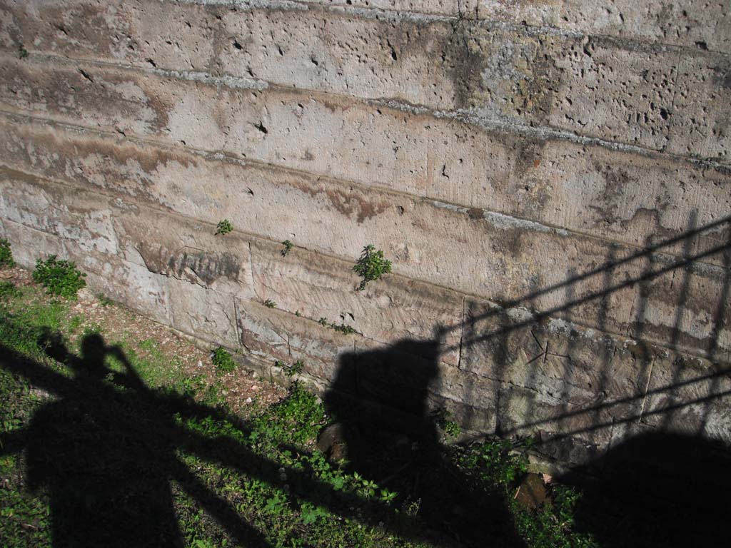 Walls on north side of Pompeii. June 2012. Detail from west end of City Wall with mason’s marks and unfinished sides of foundations.
Photo courtesy of Ivo van der Graaff.