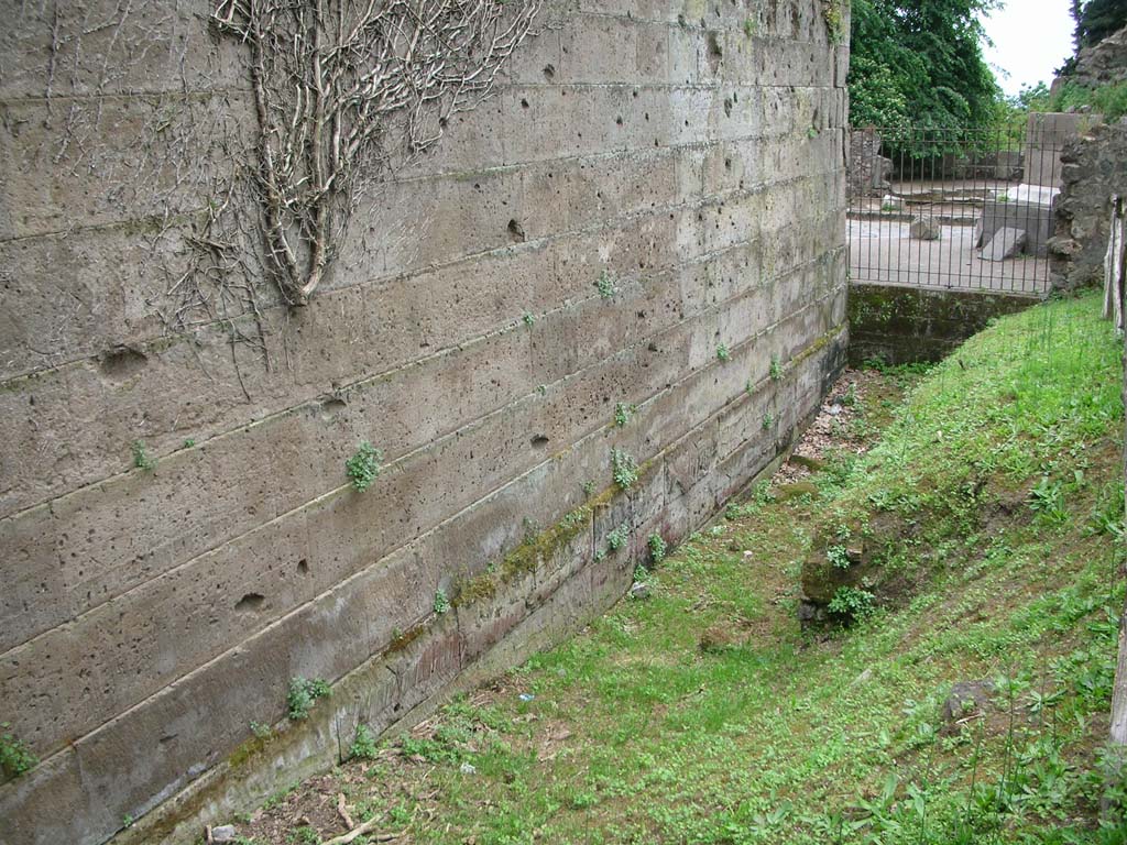 Walls on north side of Pompeii. May 2010.
Looking west towards Via dei Sepolcri with Herculaneum Gate, on the south to the left. Photo courtesy of Ivo van der Graaff.