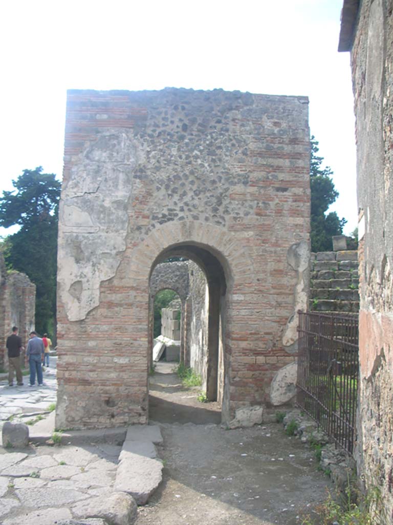 VI.1.1 Pompeii, on right. May 2010.
Looking north through south end of east side of Herculaneum Gate. Photo courtesy of Ivo van der Graaff.