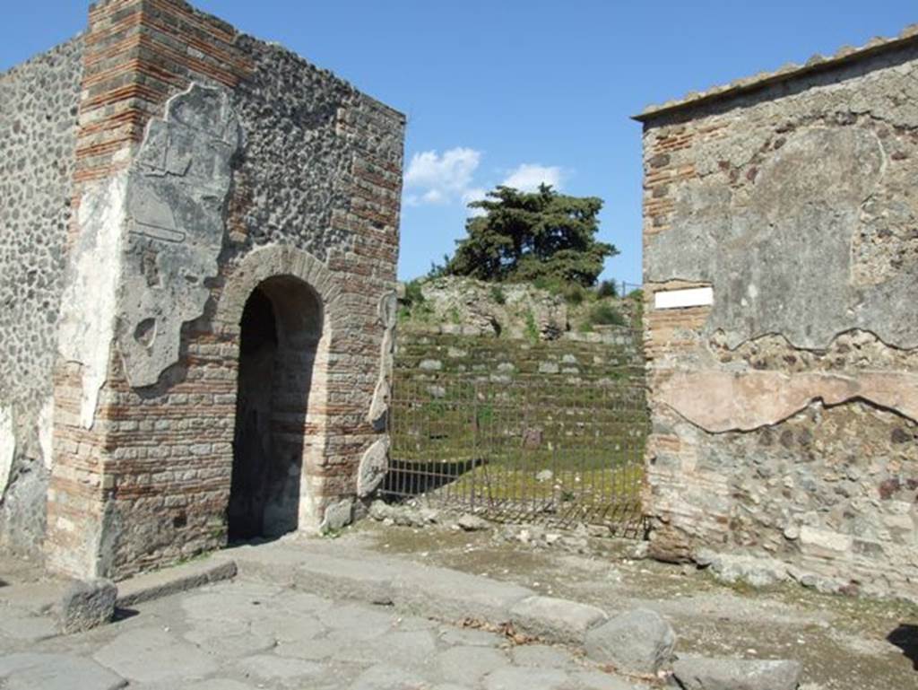 Pompeii city walls at Herculaneum gate. March 2009. The walls can be seen through the entrance of VI.1.1.
See Notizie degli Scavi, 1943, (p.275-294),
for article entitled “Isolation of the wall between the Vesuvius Gate and Herculaneum Gate.”
(Isolamento della cinta murale fra Porta Vesuvio e Porta Ercolano).