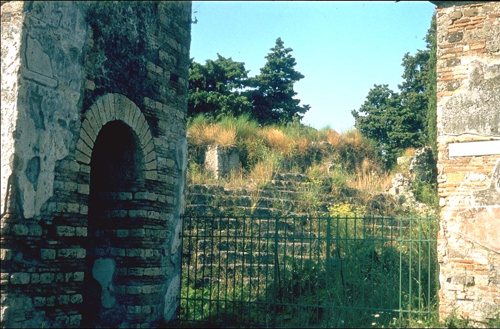 Pompeii city walls at Herculaneum gate. The walls can be seen through the entrance of VI.1.1.
Photographed 1970-79 by Günther Einhorn, picture courtesy of his son Ralf Einhorn.