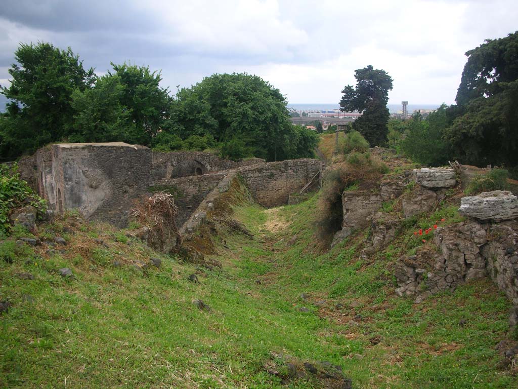 VI.1.1 Pompeii. May 2010.
Looking north-west along site of city wall, steps (in centre of photo), city wall, on right. Photo courtesy of Ivo van der Graaff.