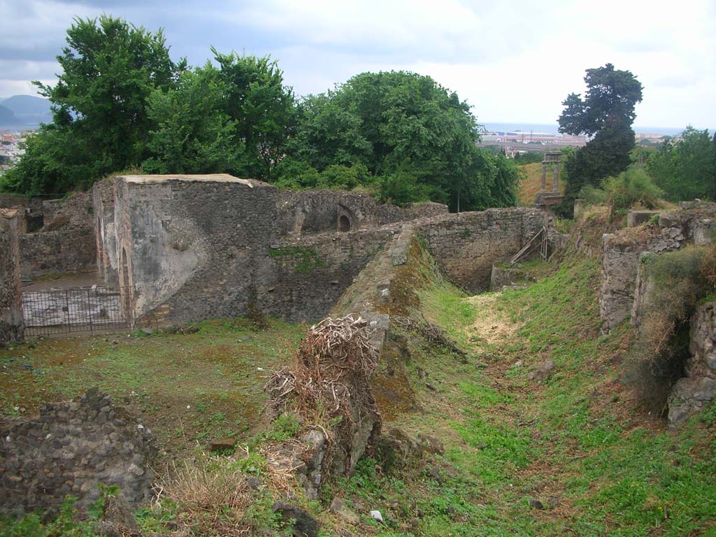 VI.1.1 Pompeii. May 2010.
Looking west along City Walls towards north end of Herculaneum Gate, centre right. Photo courtesy of Ivo van der Graaff.
