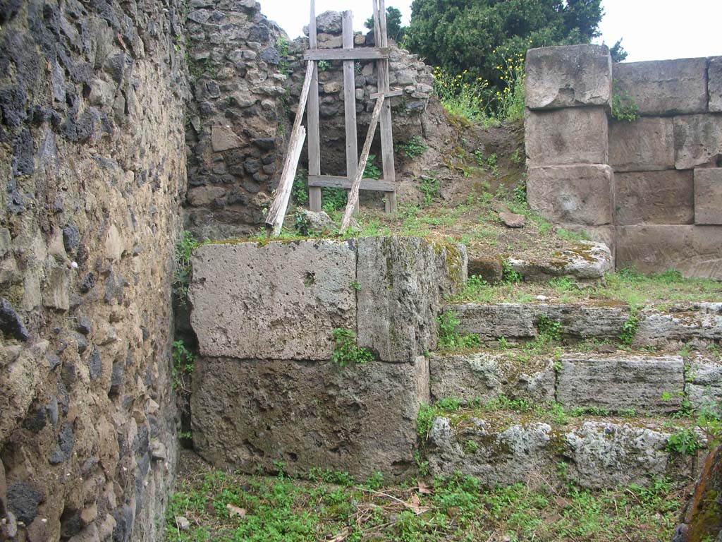 City Wall in north-west corner, next to Herculaneum Gate, Pompeii. May 2010.
North-west corner behind steps in VI.1.1. Photo courtesy of Ivo van der Graaff.