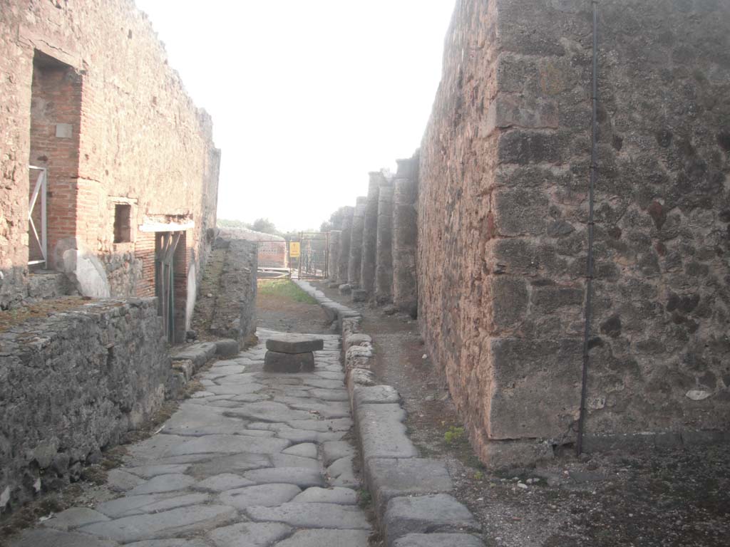 Vicolo dei Soprastanti, Pompeii. May 2011.
Looking west from junction with Vicolo del Farmacista, on right. Photo courtesy of Ivo van der Graaff.