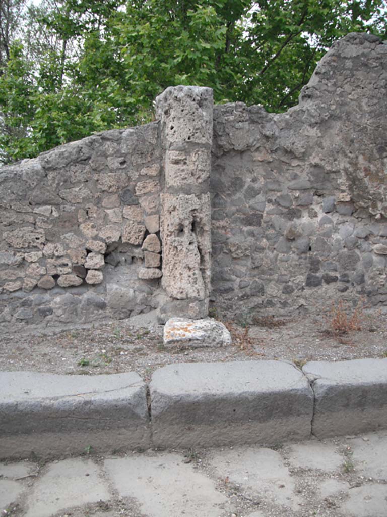 Vicolo dei Soprastanti, Pompeii. June 2012.
Detail of column at west end of the six travertine Doric columns. Photo courtesy of Ivo van der Graaff.