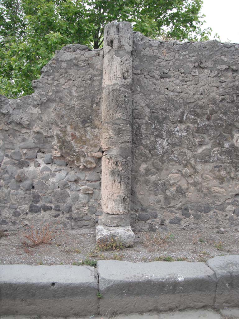 Vicolo dei Soprastanti, Pompeii. June 2012.
Detail of 2nd column at west end of the six travertine Doric columns. Photo courtesy of Ivo van der Graaff.