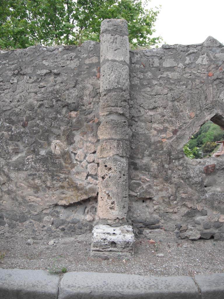 Vicolo dei Soprastanti, Pompeii. June 2012.
Detail of 3rdd column at west end of the six travertine Doric columns. Photo courtesy of Ivo van der Graaff.