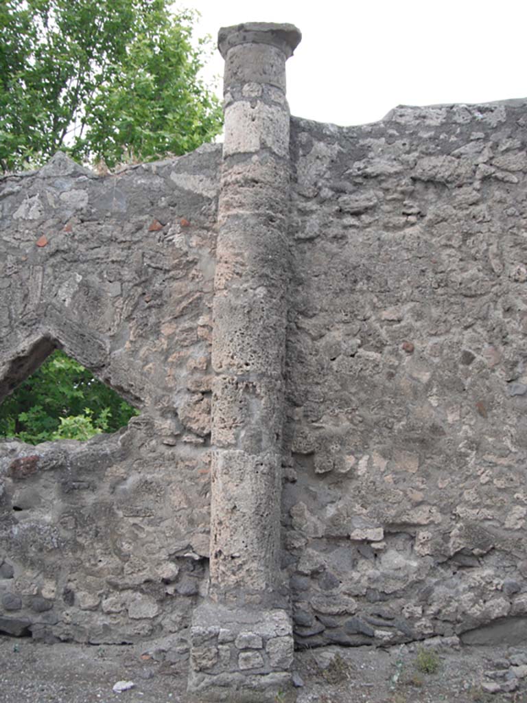 Vicolo dei Soprastanti, Pompeii. June 2012.
Detail of 4th column of the six travertine Doric columns. Photo courtesy of Ivo van der Graaff.