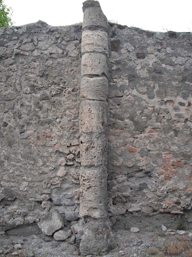 Vicolo dei Soprastanti, Pompeii. June 2012.
Detail of 5th column of the six travertine Doric columns. Photo courtesy of Ivo van der Graaff.