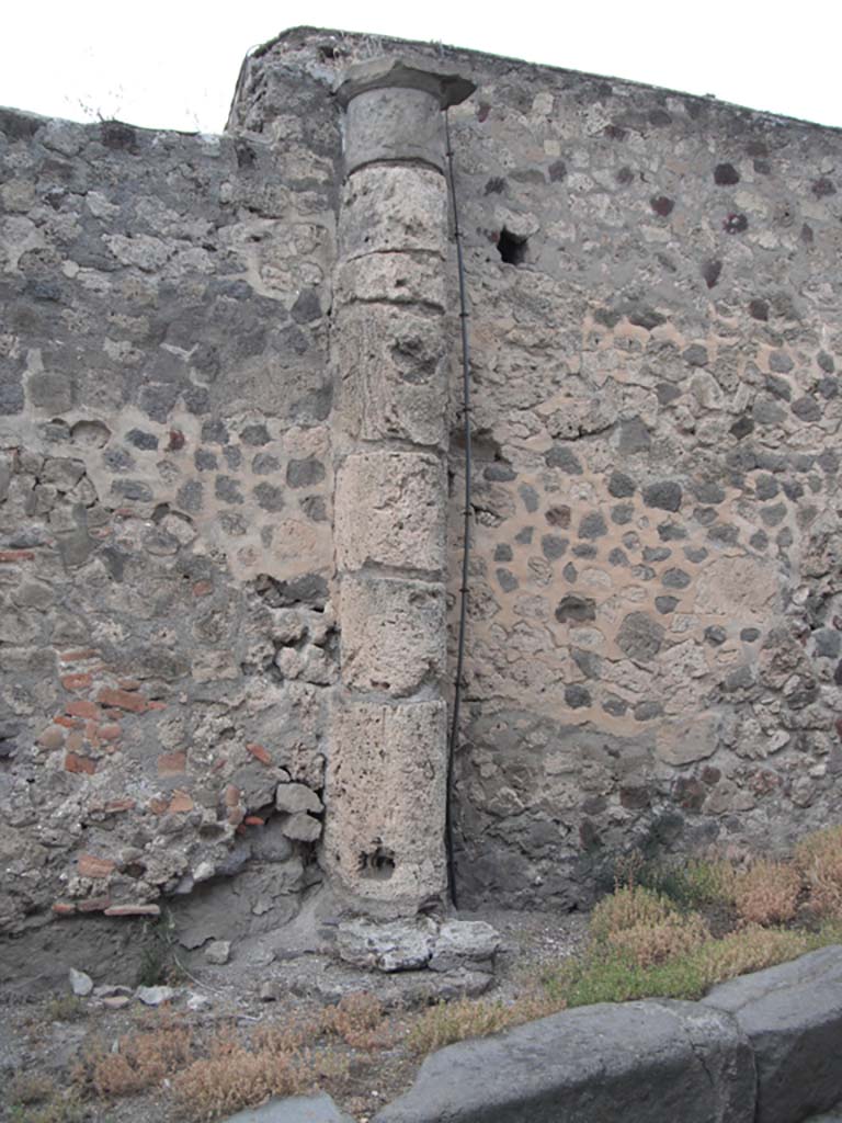 Vicolo dei Soprastanti, Pompeii. June 2012.
Detail of 6th column of the six travertine Doric columns, the most easterly. Photo courtesy of Ivo van der Graaff.