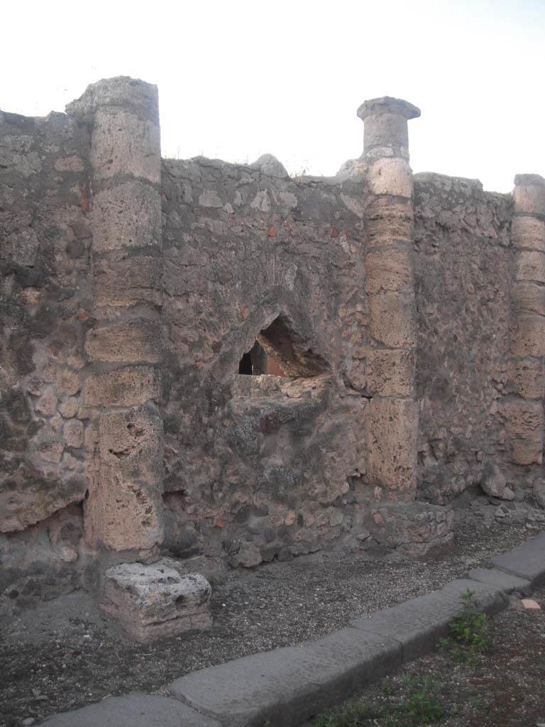 Vicolo dei Soprastanti, Pompeii. May 2011.
Looking east along north side, with triangular viewing place. Photo courtesy of Ivo van der Graaff.