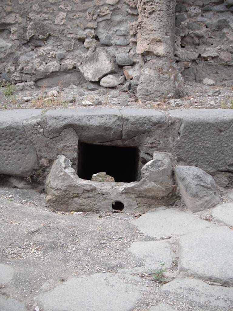 Vicolo dei Soprastanti, Pompeii. June 2012.
Detail of drain in roadway. Photo courtesy of Ivo van der Graaff.