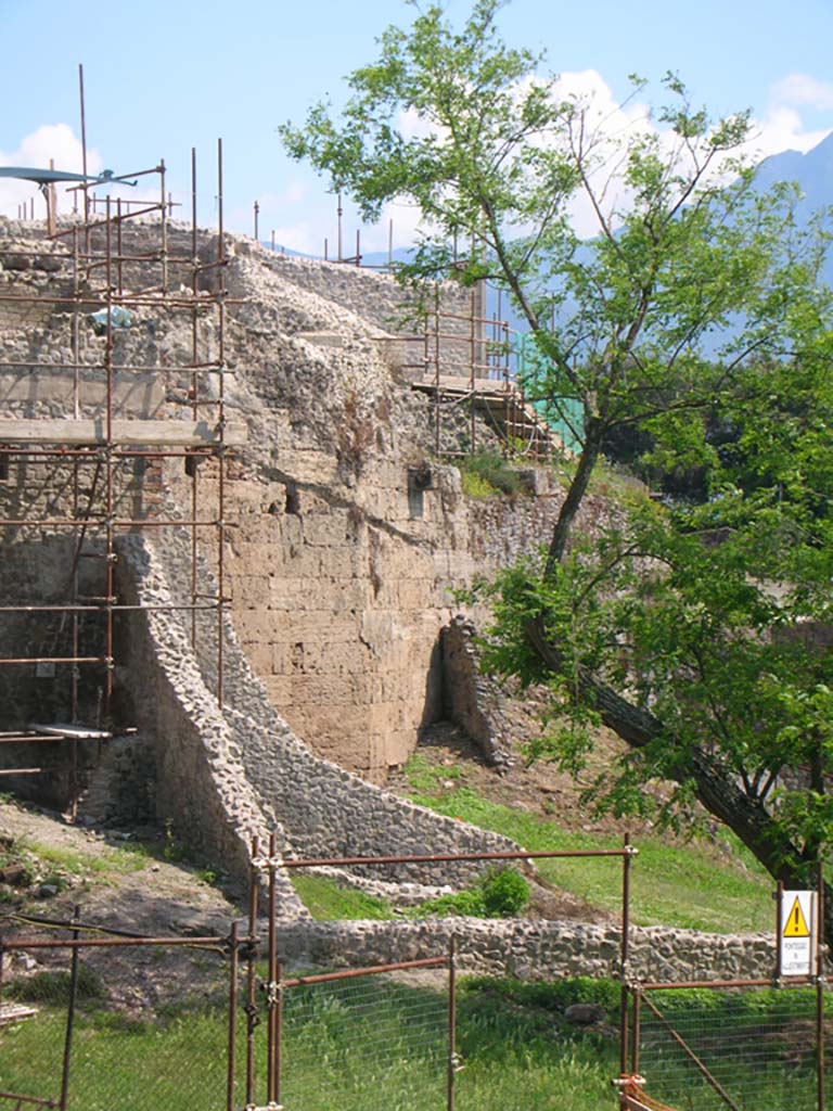 Walls on west side of Pompeii. May 2010.
Looking south towards City Wall at rear of VII.16.16. Photo courtesy of Ivo van der Graaff.