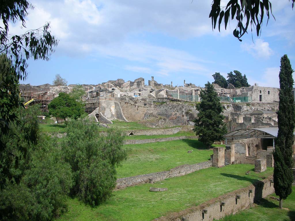 Walls on west side of Pompeii. May 2010.
Looking south-east towards City Wall at rear of VII.16.15/14/13, in centre, with Marine Gate, on right. Photo courtesy of Ivo van der Graaff.