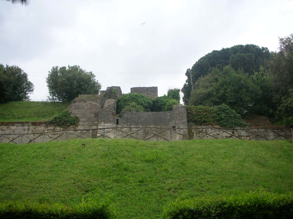 Walls on the east side of Pompeii, May 2010. Looking west towards Tower VI. Photo courtesy of Ivo van der Graaff.