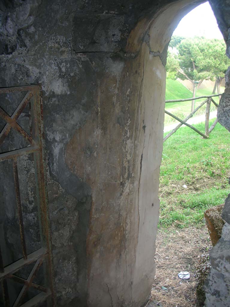 Tower VI, Pompeii. May 2010. 
Detail of interior of east side of doorway. Photo courtesy of Ivo van der Graaff.
