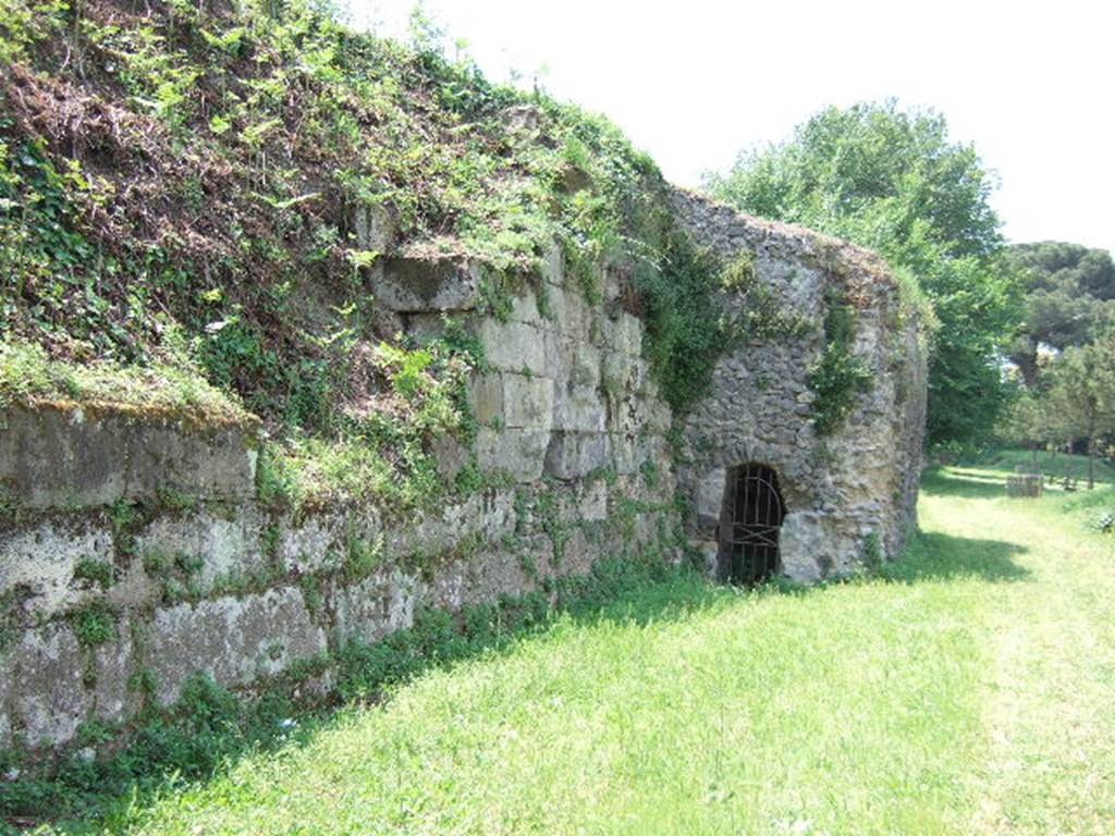 T7 Pompeii. May 2006. Looking west along the city walls towards Tower VII.
See Van der Graaff, I. (2018). The Fortifications of Pompeii and Ancient Italy. Routledge, (p.71-81 - The Towers).
