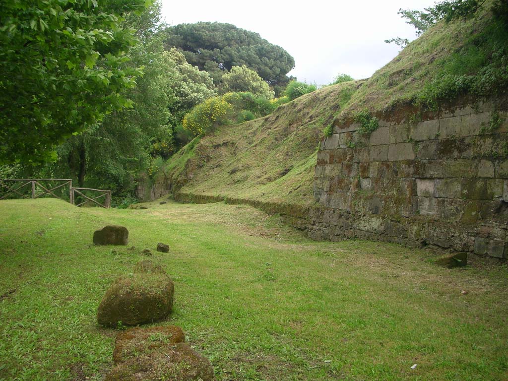 Walls on east side of Pompeii in north-east corner. May 2010. Looking south towards Nola Gate. Photo courtesy of Ivo van der Graaff.
According to Van der Graaff –
“Section of masonry west of the Porta Nola showing the juxtaposition of the travertine and tuff masonry, on the right.
Note how the tuff masonry was robbed out at a later date”.
See Van der Graaff, I. (2018). The Fortifications of Pompeii and Ancient Italy. Routledge, (Plate 7.)